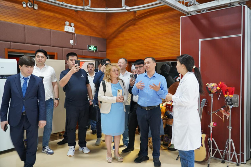 图为参观科室场景